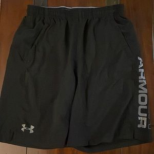 Used mens Large Under Armour shorts. Still like new!!